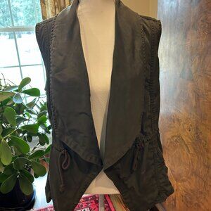 Max Jeans army green vest with drawstring waist and pockets